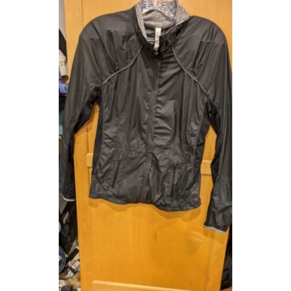 Women Lululemon steel dark gray windbreaker. Size 6.